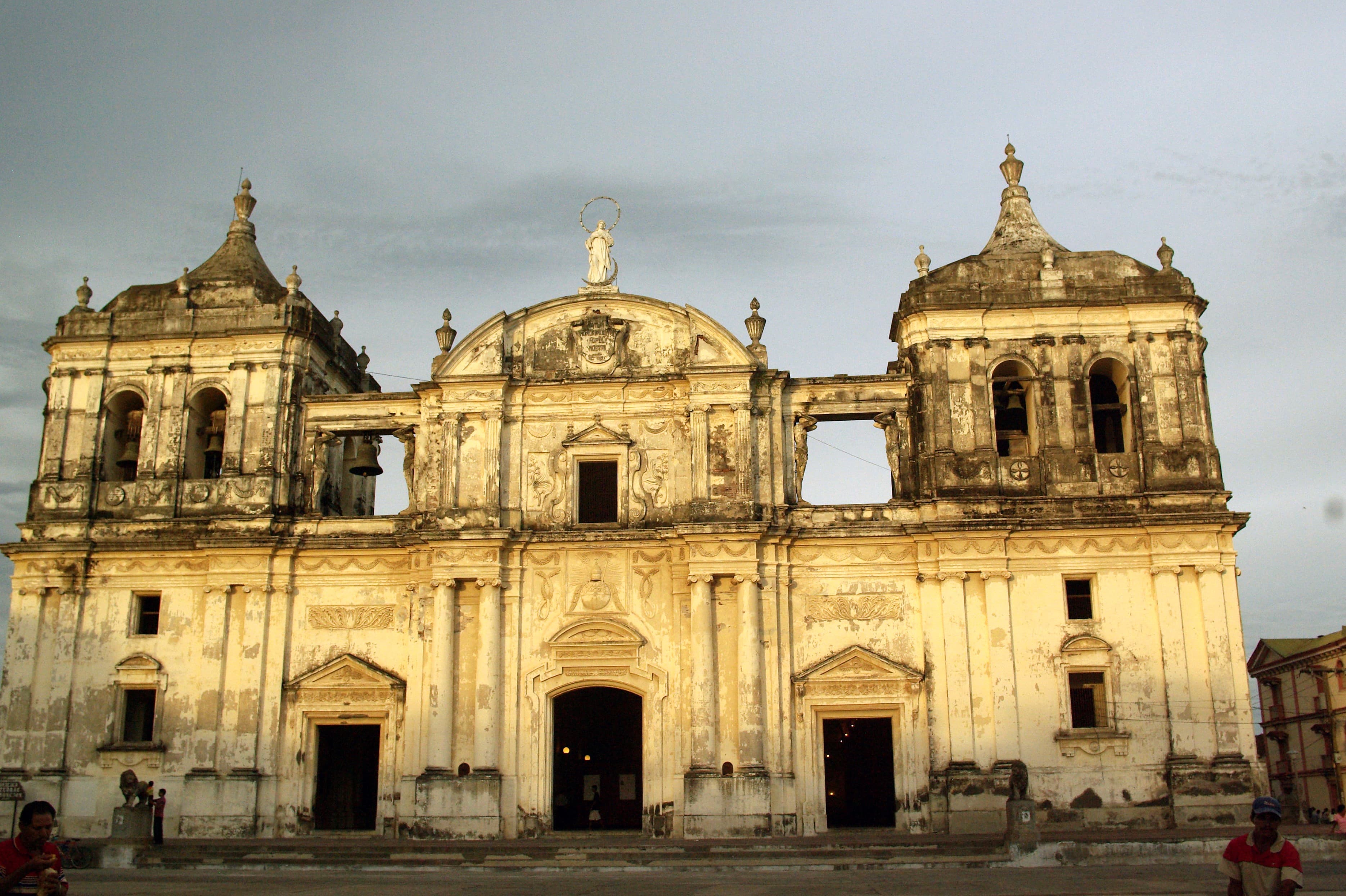 León